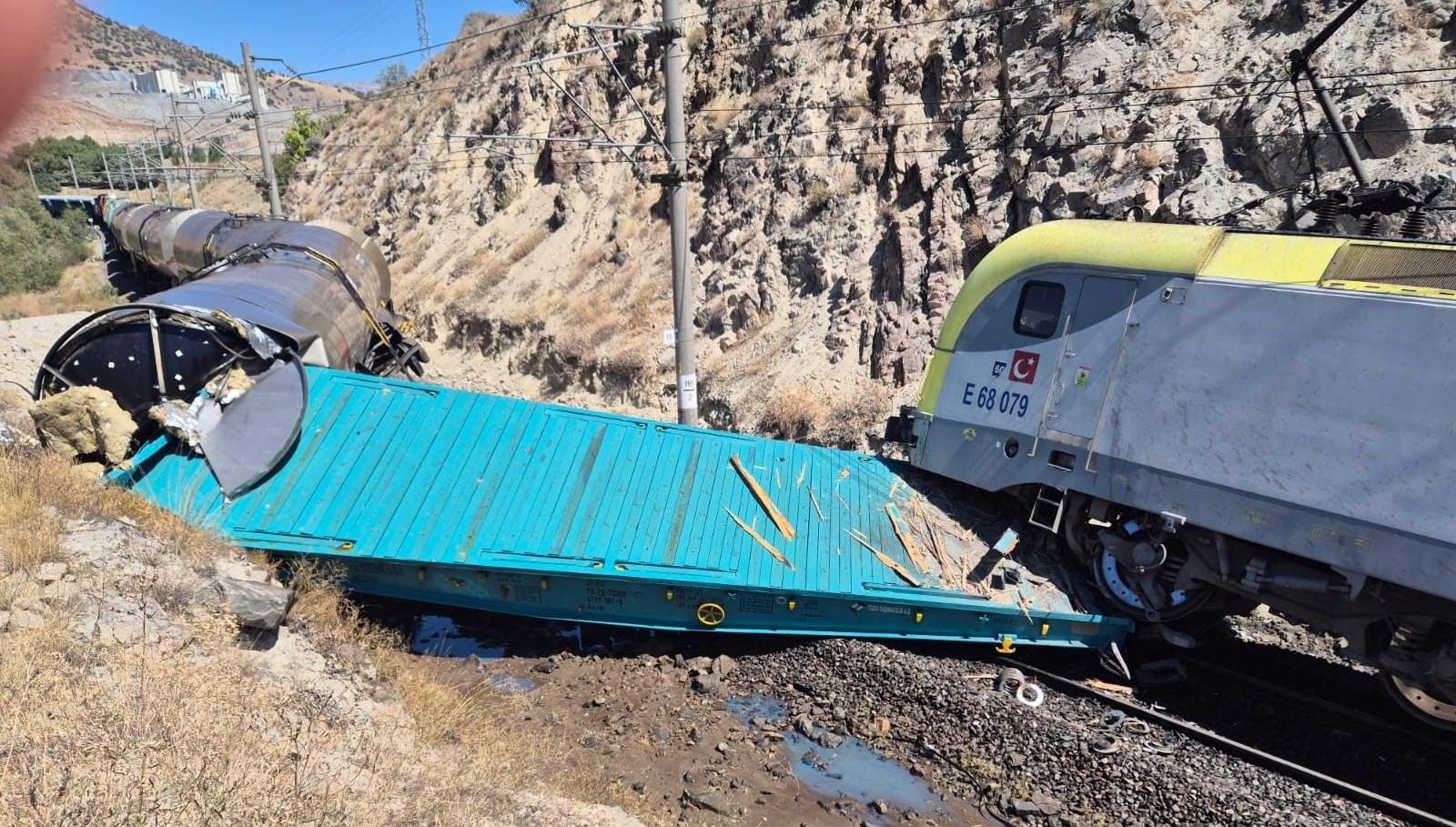 malatyada iki yuk treni kafa kafaya carpisti 1 yarali glMAMuDH