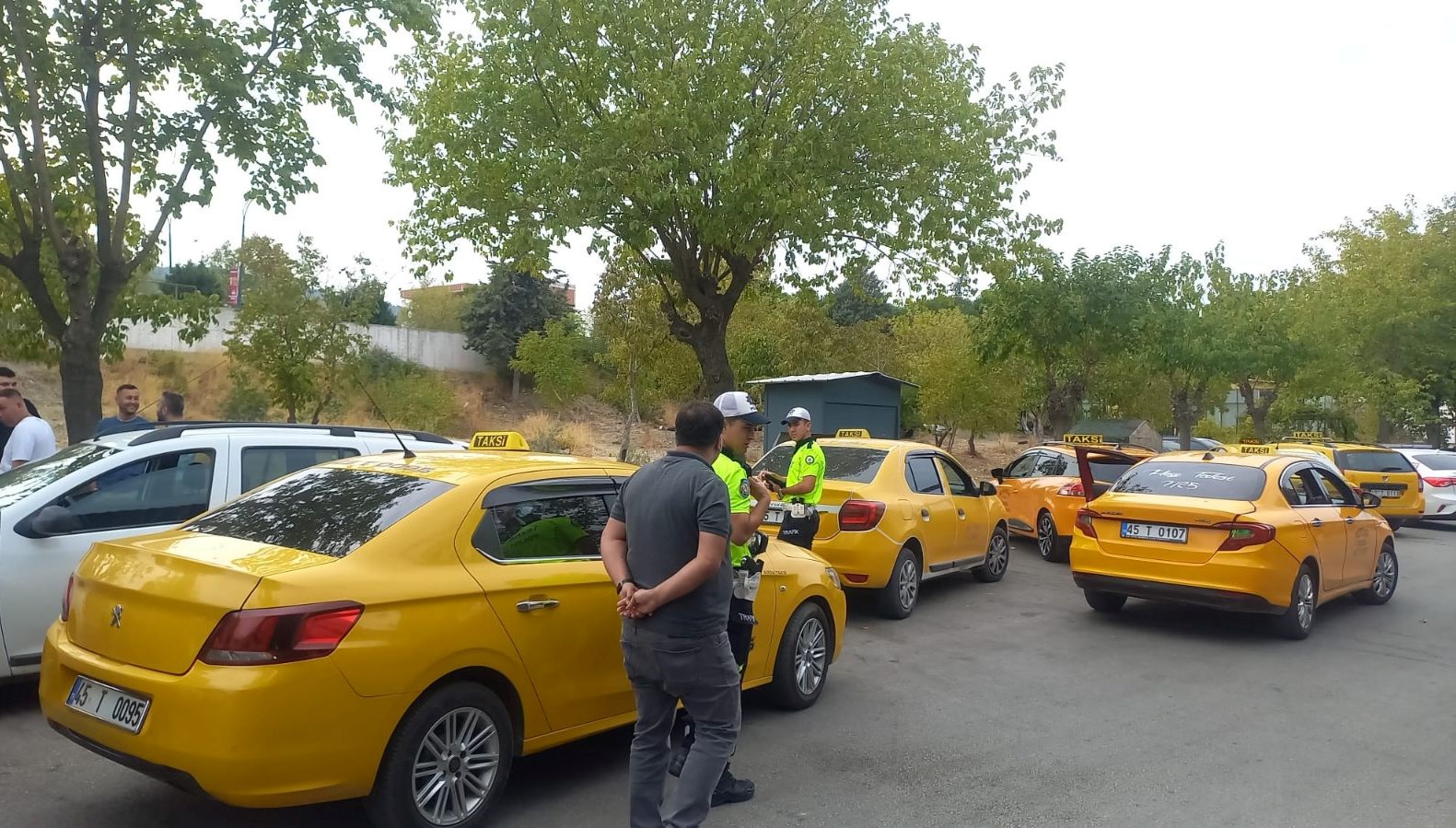 alanyada taksinin carptigi elektrikli bisikletin surucusu oldu piVCQ6TJ.jpg