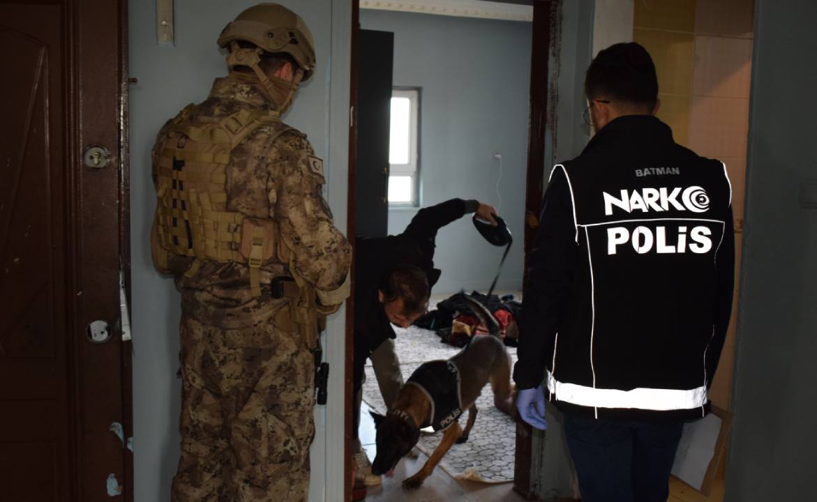 batmanda uyusturucu operasyonu gozaltilar var 4D66wQXM.jpg