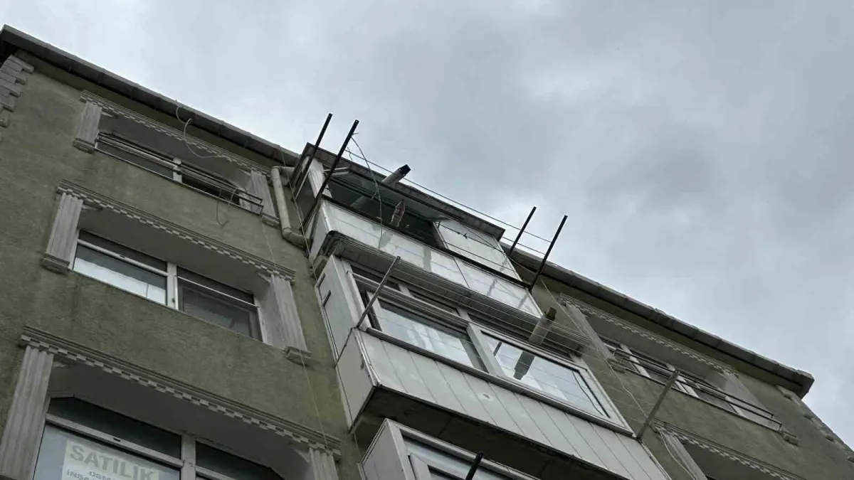 fatihte pencereden dusen kadin hayatini kaybetti JJcsYvGv