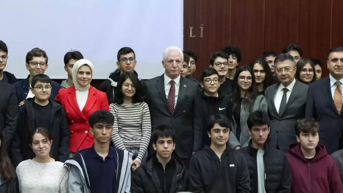 istanbul valisi davut gul genc gelisim akademisinde genclere hitap etti 1i8E5CR5.jpg