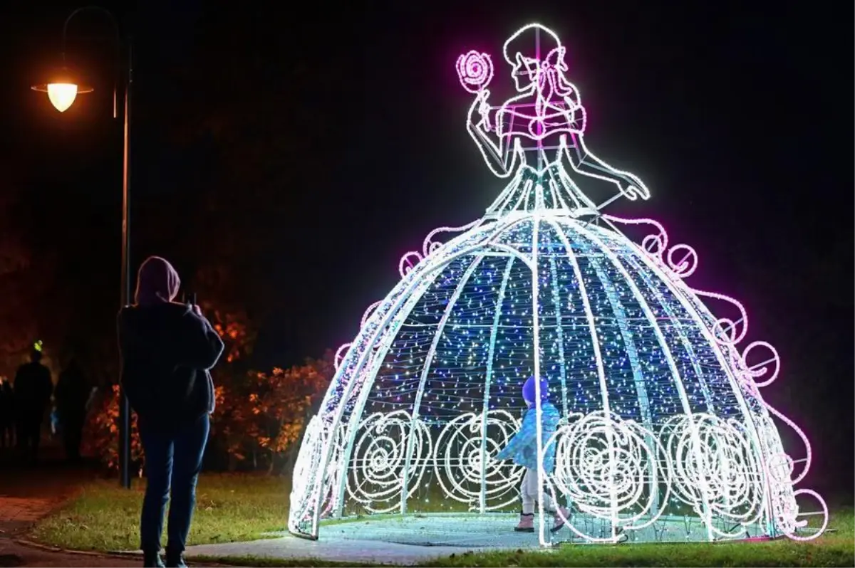 varsovada isik sergisi ziyaretcileri agirliyor cASAEYh3.jpg