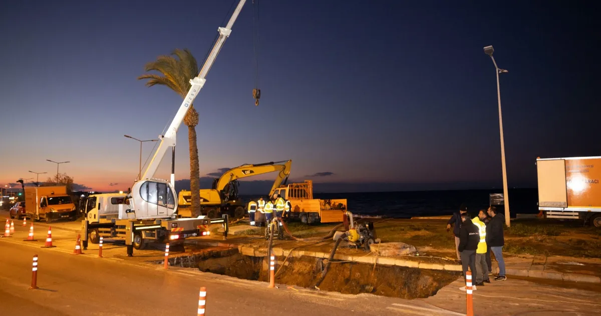 İZSU ekipleri Güzelbahçe–Narlıdere ana iletim hattındaki arızayı giderdi