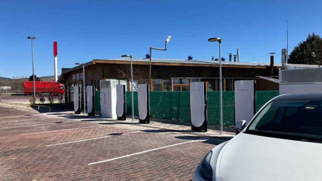tesla-ispartada-yeni-supercharger-istasyonu-acti-ZHXtk2bF.jpg
