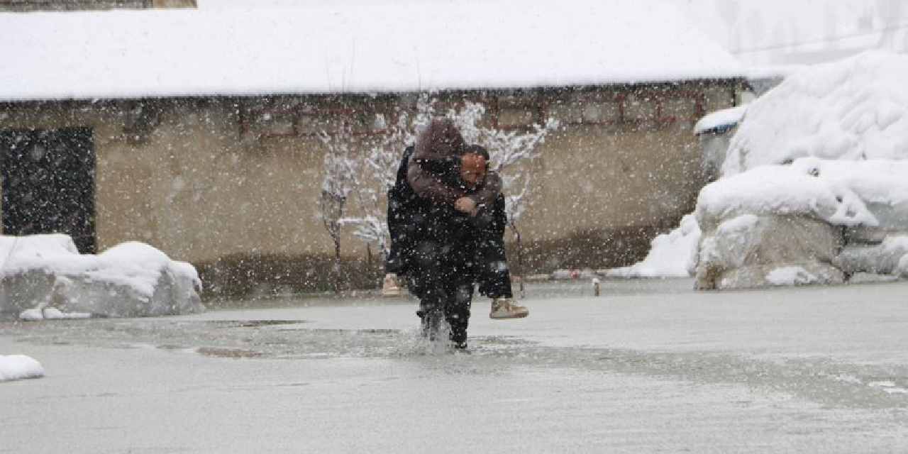 1 Aydır Sular Altında Kalan Mahallede Baba, Çocuklarını Sırtında Taşıyor