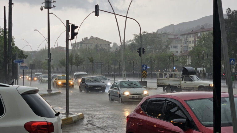 cankirida-saganak-hayati-felc-etti-ev-ve-is-yerlerini-su-basti-cgnt4Ku9