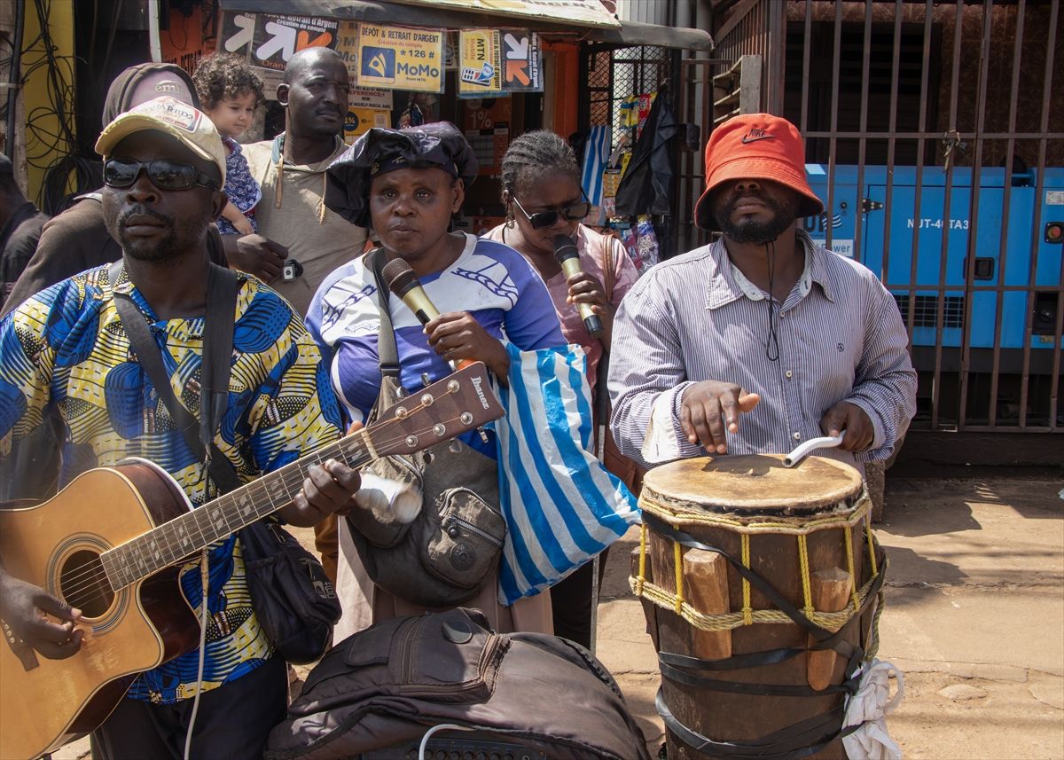 Kamerun’un Sokaklarında Görme Engelli Sanatçılar: Umut ve Mücadele