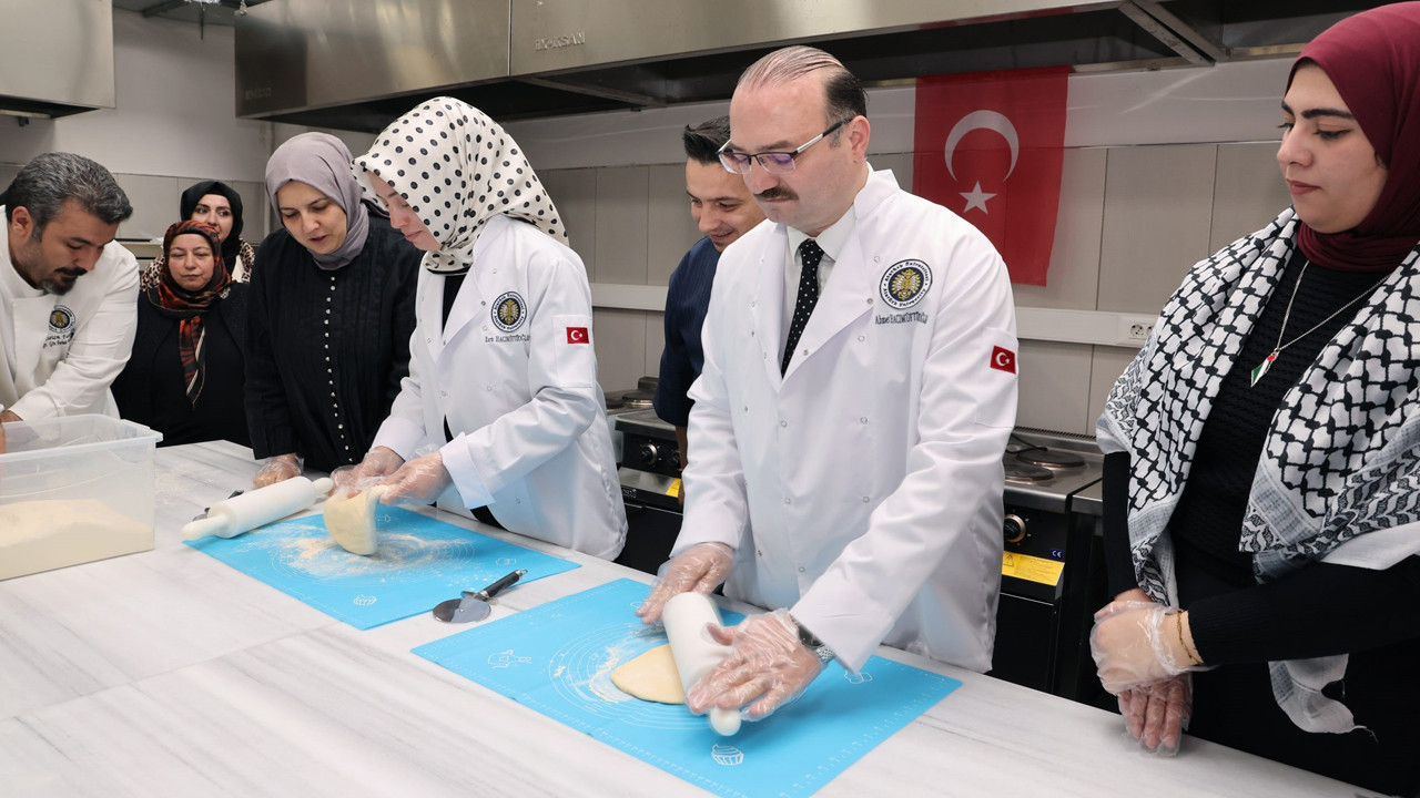 rektor-eline-oklavayi-aldi-hamur-acip-pisi-pisirdi-3OmWP1yc