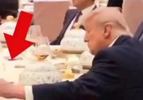 trump-cin-lideri-sinin-defterini-karistirdi-mi-o-goruntuler-sok-etkisi-yaratmisti-ZSlaclin