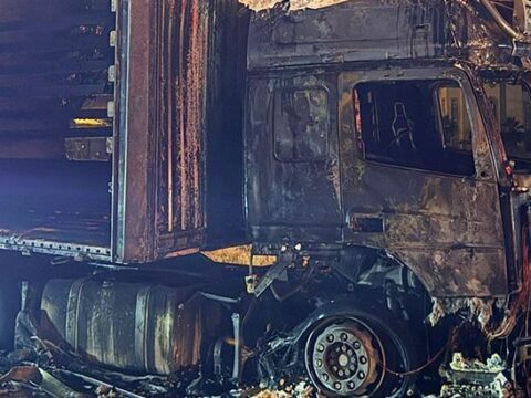 Cizre’de seyir halinde tır alev alev yandı
