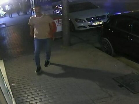 Cami tekmeleyip hicbir sey olmamis gibi yurudu esnaftan kacamadi NsLILj7B