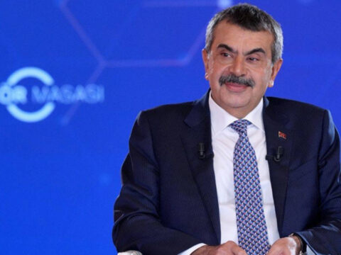 Okullarda cocuklara bir ogunu cok goren bakan yusuf tekin ustune bir de tesekkur bekliyormus cg6UzZ9D