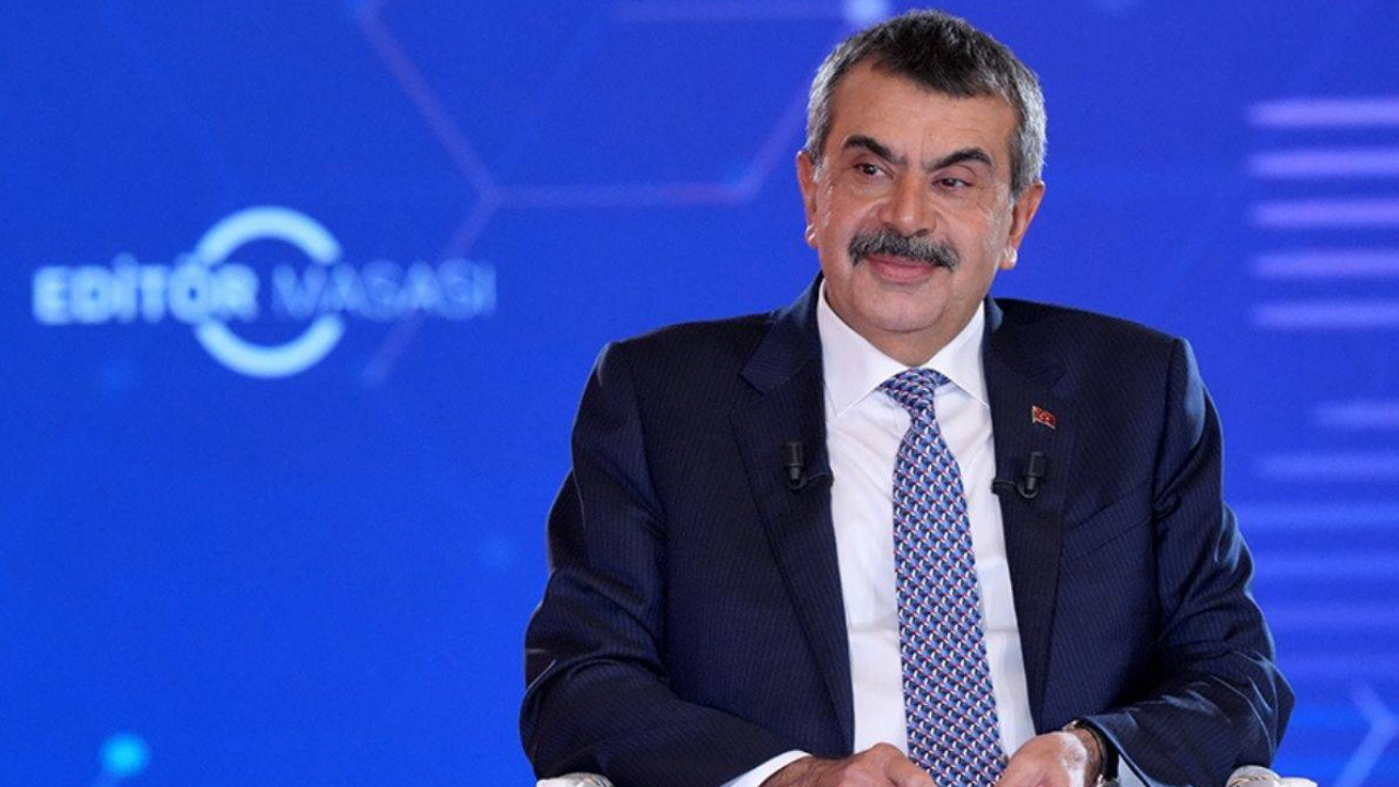 Okullarda cocuklara bir ogunu cok goren bakan yusuf tekin ustune bir de tesekkur bekliyormus cg6UzZ9D