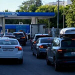 Petrol devi rusyada benzin bulmak zorlasti suruculer saatlerce kuyrukta bekliyor zvp9Pv5p