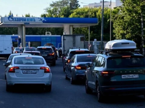 Petrol devi rusyada benzin bulmak zorlasti suruculer saatlerce kuyrukta bekliyor zvp9Pv5p