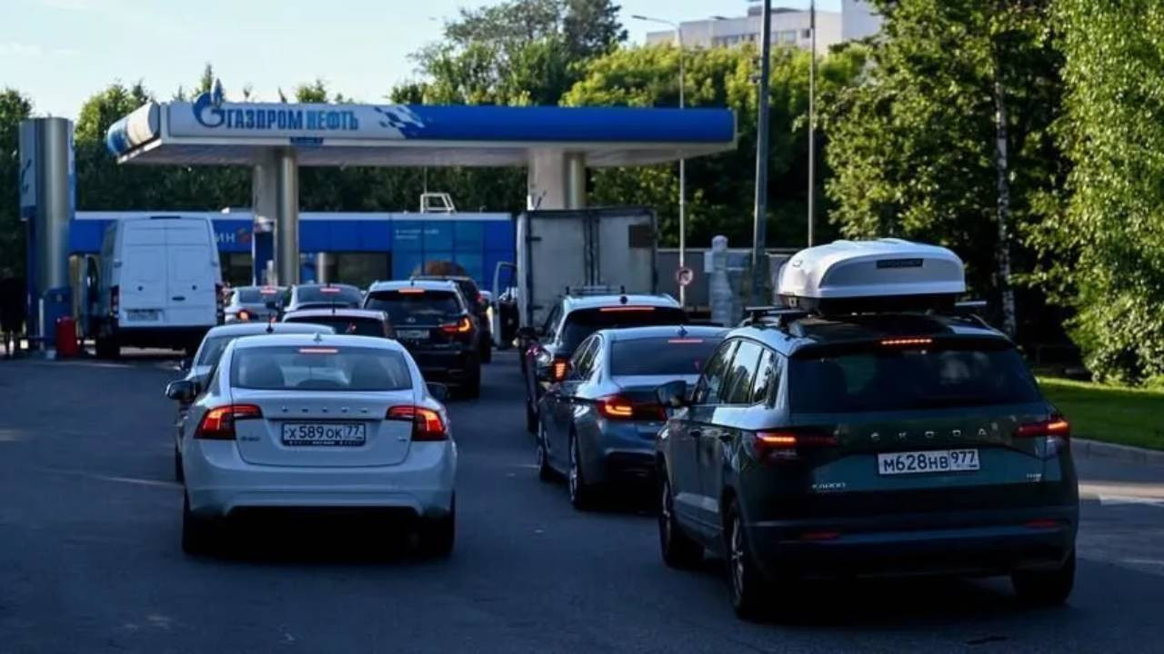 Petrol devi rusyada benzin bulmak zorlasti suruculer saatlerce kuyrukta bekliyor zvp9Pv5p